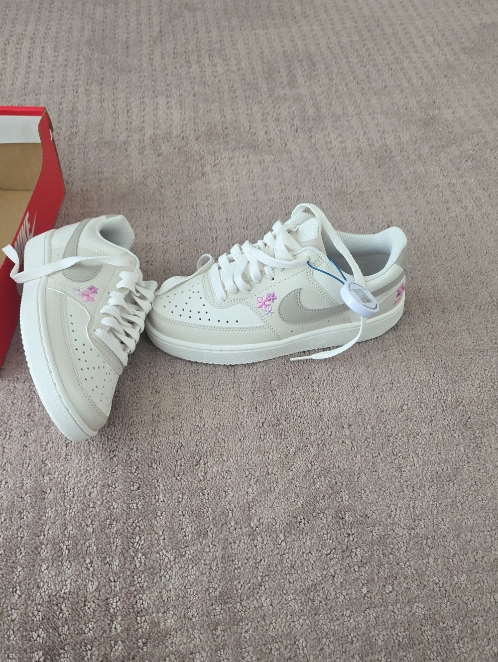 Nike L Kids Cream Low-Top Sneakers with Pink Accent NEW